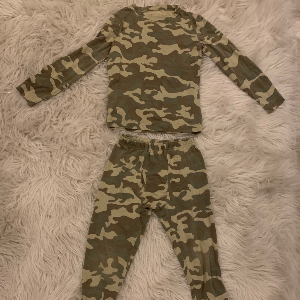 Thermal base layer long sleeve top and bottoms.